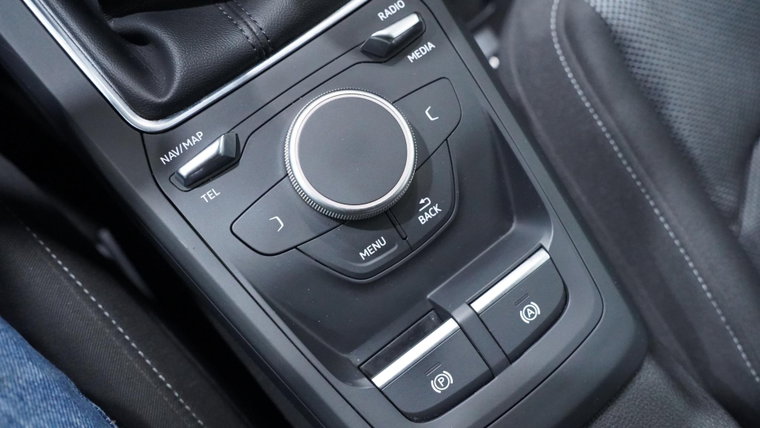Vehicle Image 25