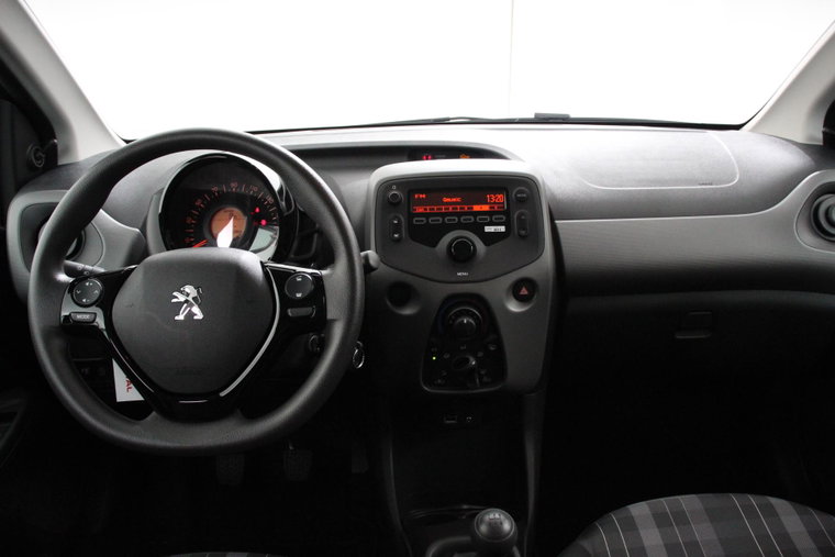 Vehicle Image 12