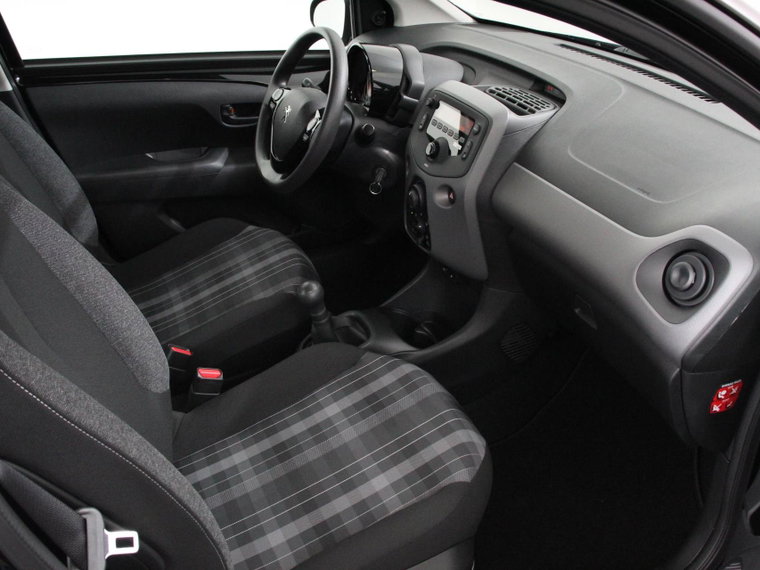 Vehicle Image 25