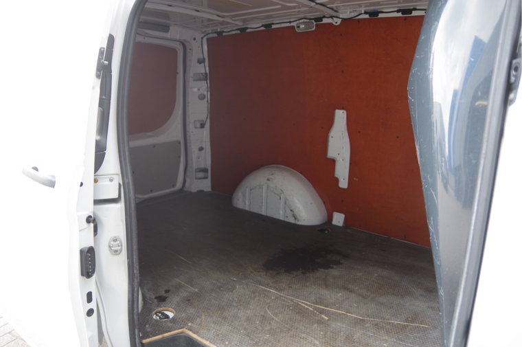 Vehicle Image 25