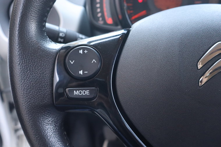 Vehicle Image 25