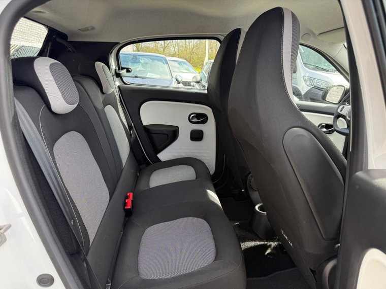 Vehicle Image 25