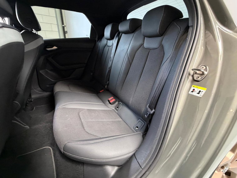 Vehicle Image 25