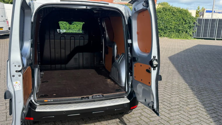 Vehicle Image 13