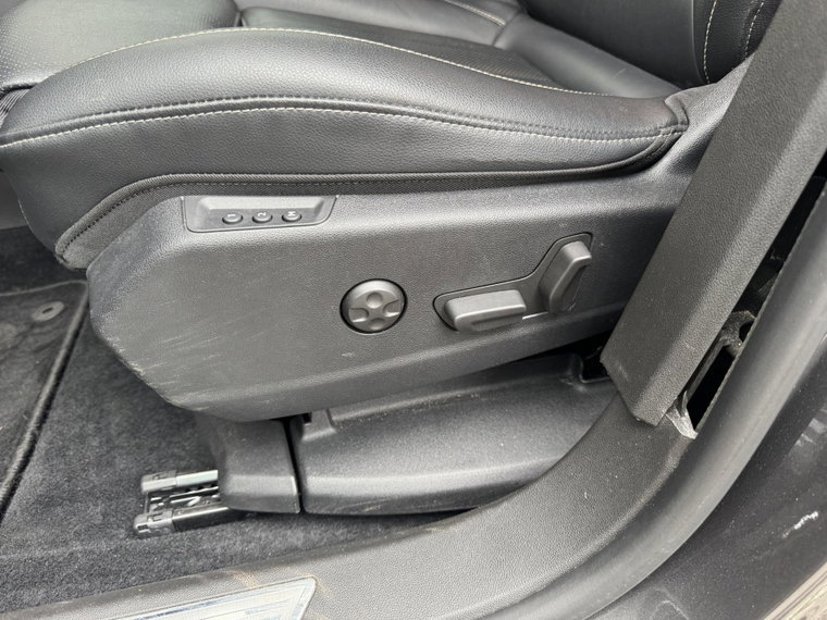 Vehicle Image 25