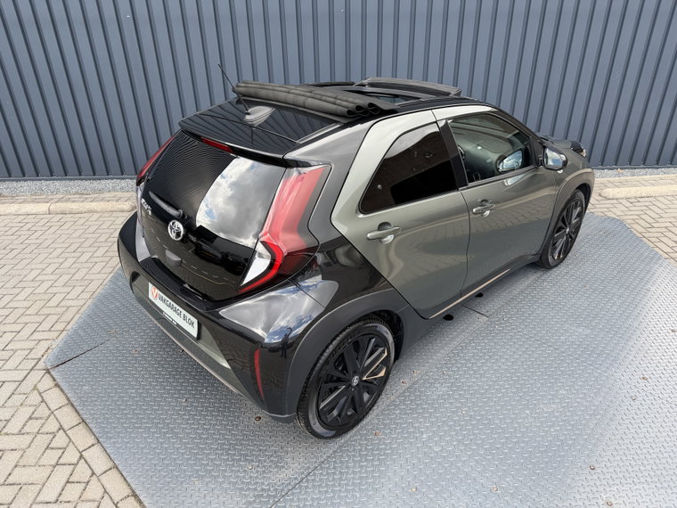 Vehicle Image 10