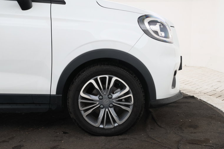 Vehicle Image 8