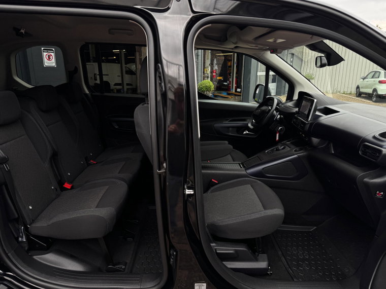 Vehicle Image 21