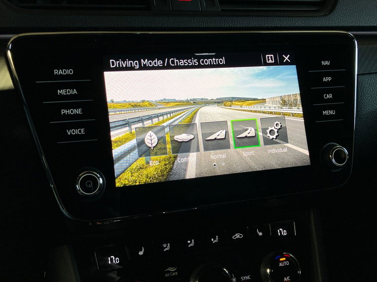 Vehicle Image 25