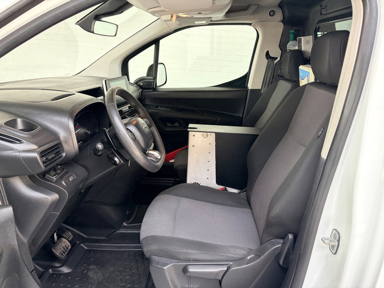 Vehicle Image 25