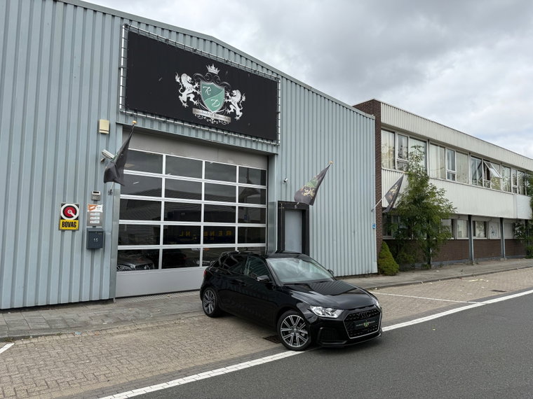 Vehicle Image 10