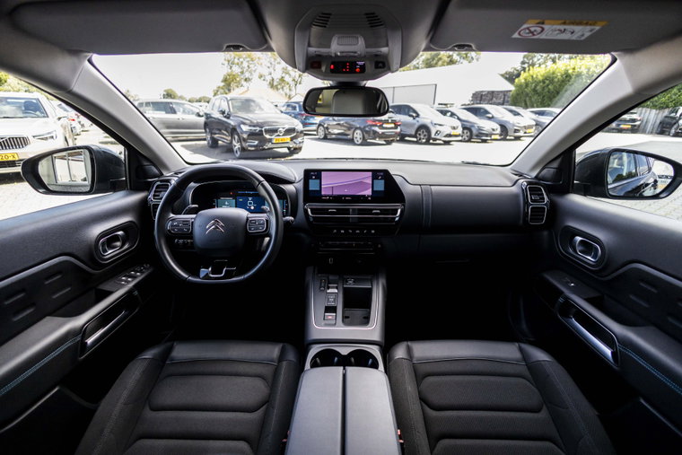 Vehicle Image 6