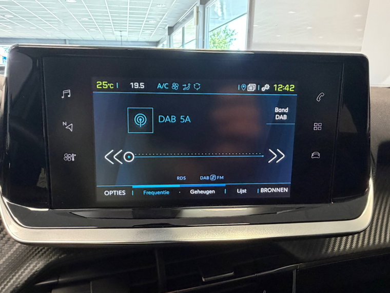 Vehicle Image 25