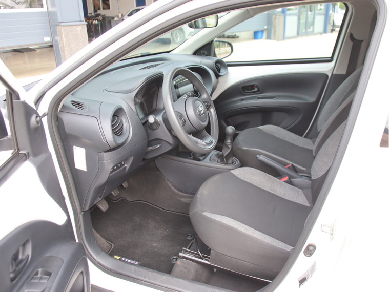 Vehicle Image 9