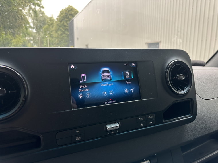 Vehicle Image 32
