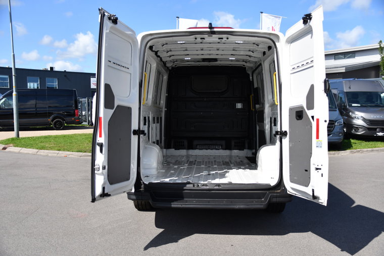 Vehicle Image 32