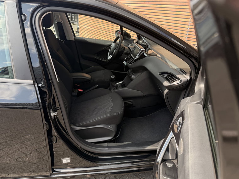 Vehicle Image 32