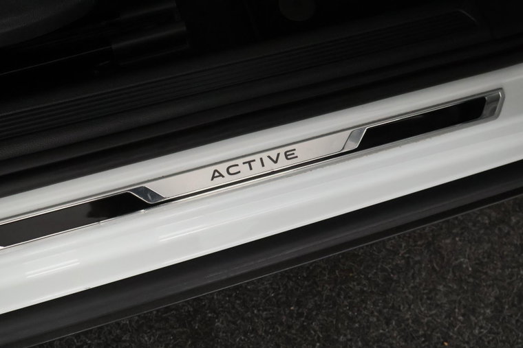 Vehicle Image 32