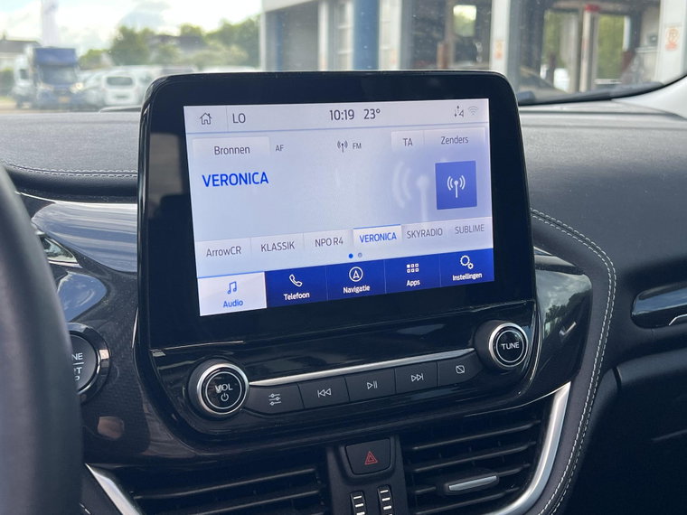 Vehicle Image 25