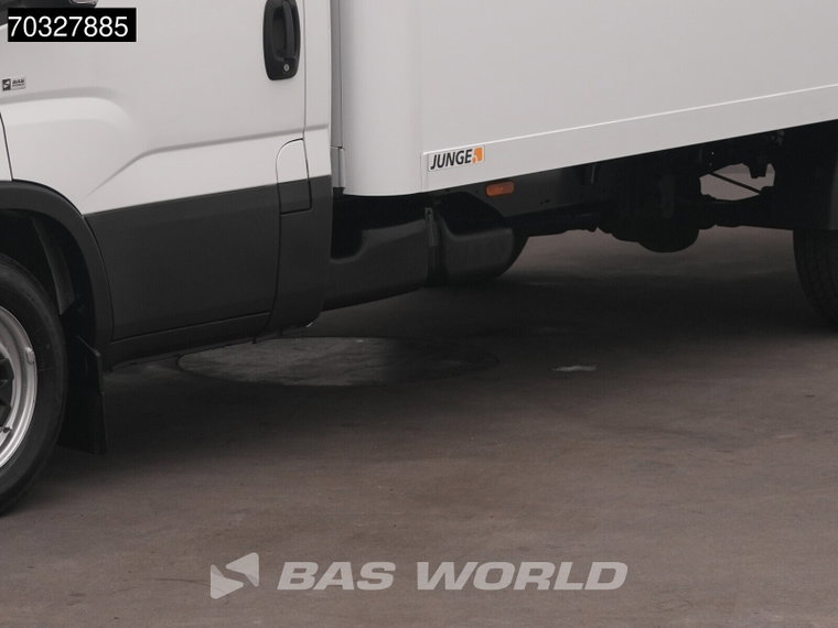 Vehicle Image 33