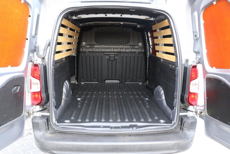 Vehicle Image 9