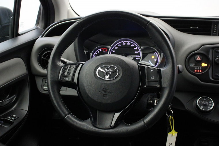 Vehicle Image 16