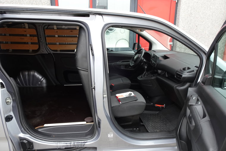 Vehicle Image 16