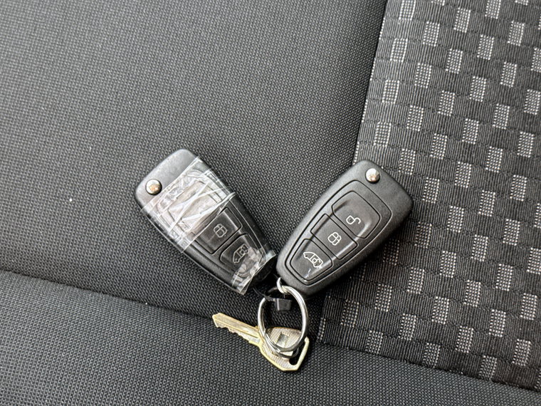 Vehicle Image 25