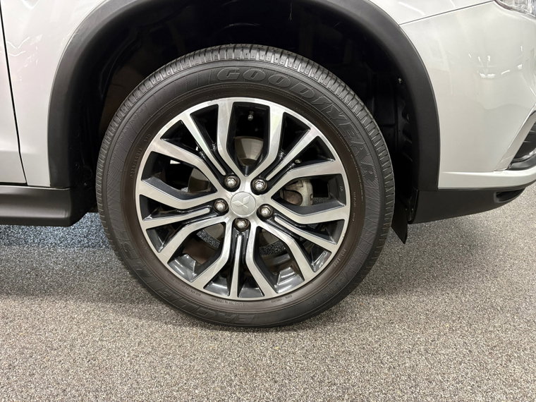 Vehicle Image 35