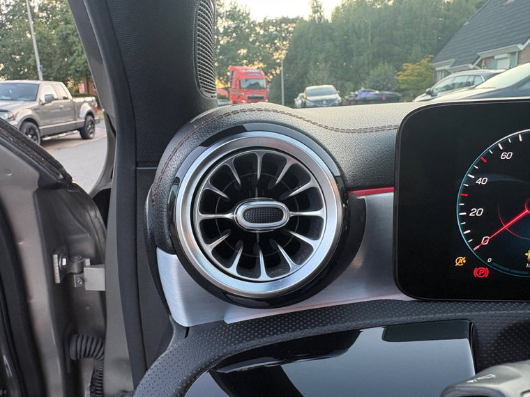 Vehicle Image 32