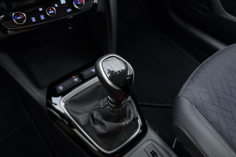 Vehicle Image 25
