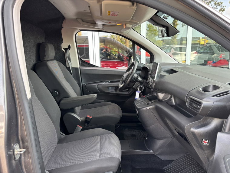 Vehicle Image 25