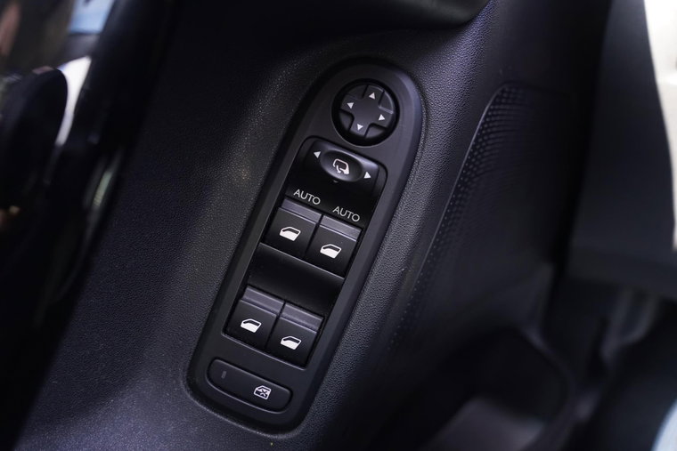 Vehicle Image 25