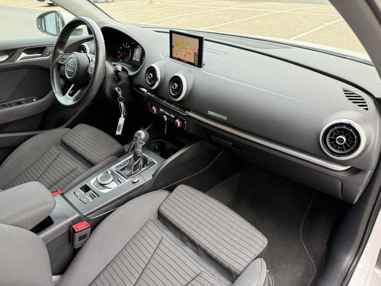 Vehicle Image 32
