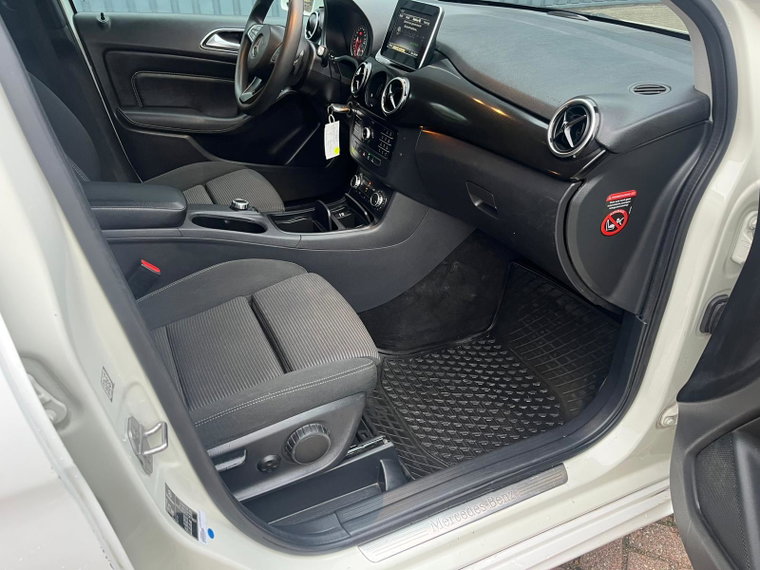 Vehicle Image 25
