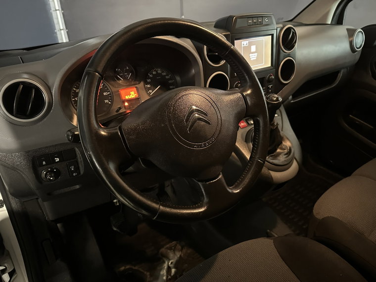 Vehicle Image 14