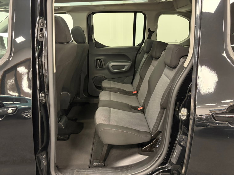 Vehicle Image 38