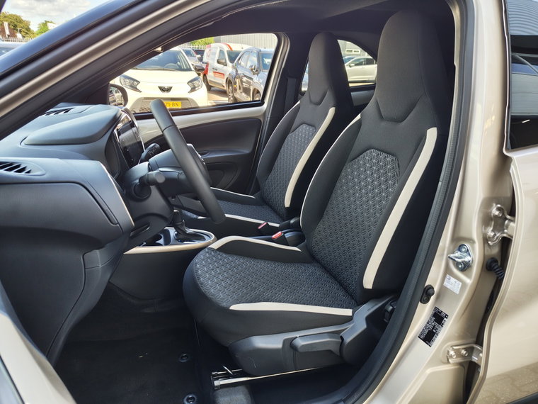 Vehicle Image 25