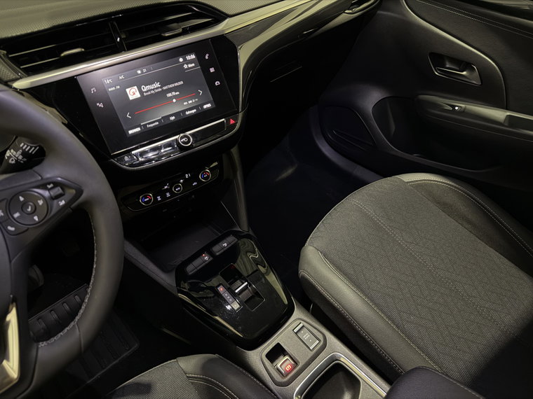 Vehicle Image 25