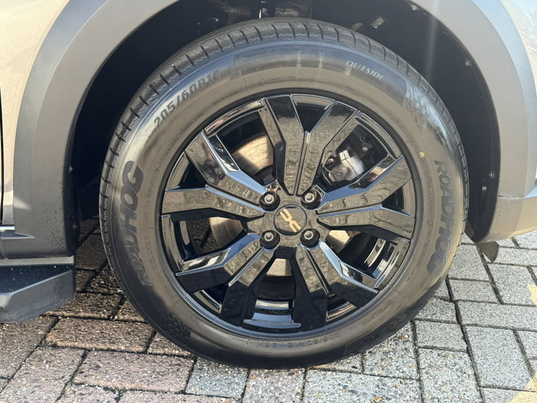 Vehicle Image 16