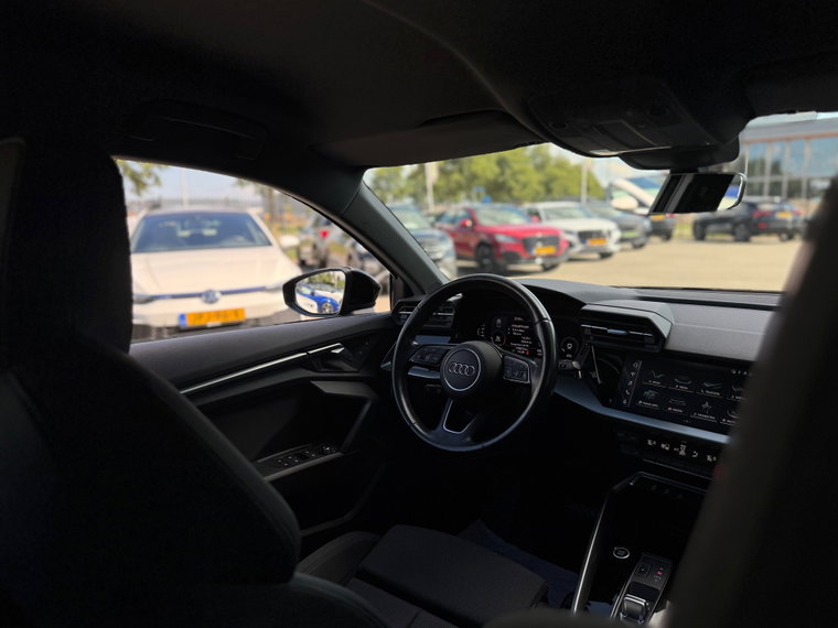 Vehicle Image 32