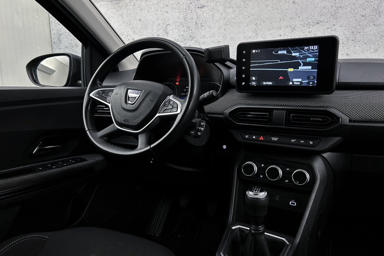 Vehicle Image 25