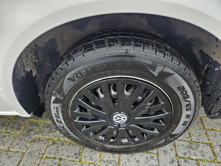 Vehicle Image 25