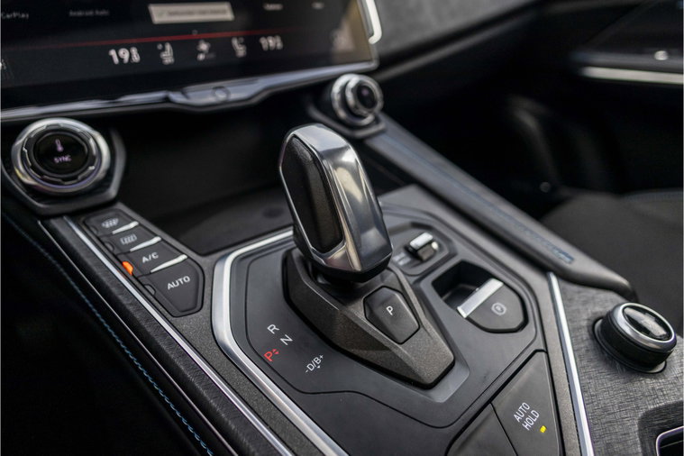 Vehicle Image 25