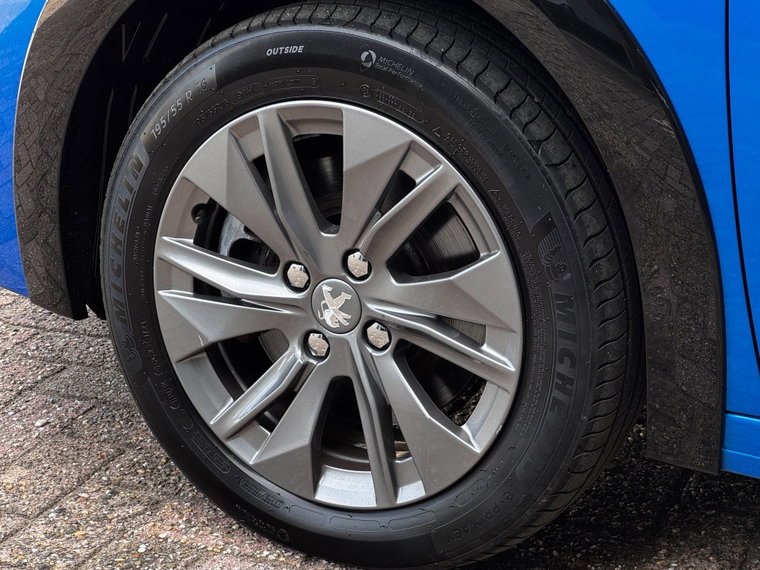 Vehicle Image 25