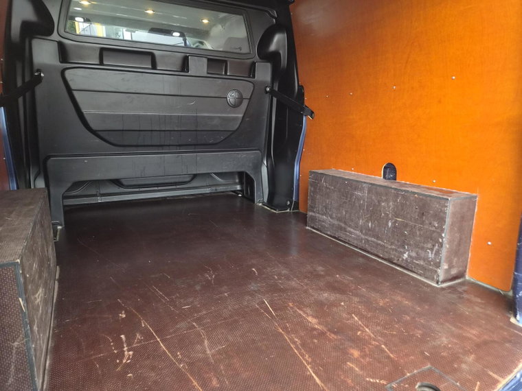 Vehicle Image 32