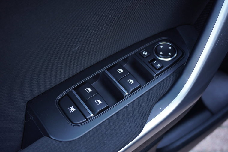Vehicle Image 25