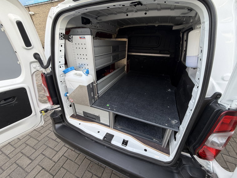 Vehicle Image 16