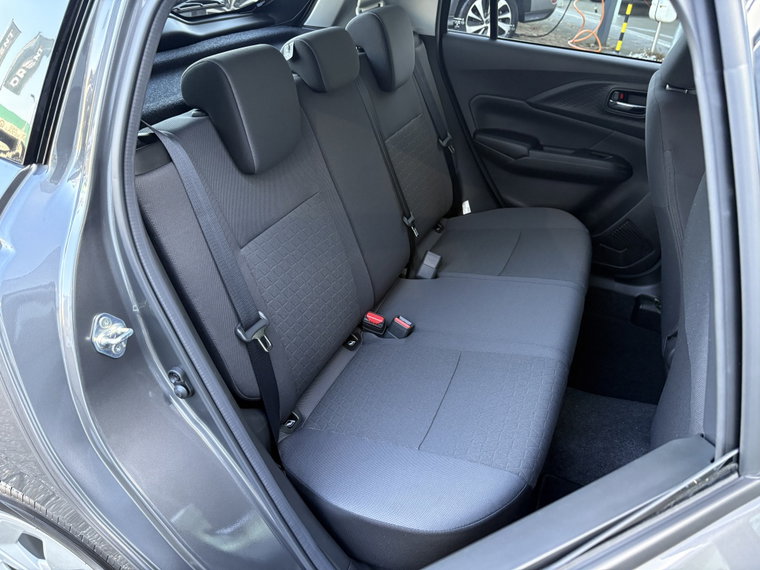 Vehicle Image 32