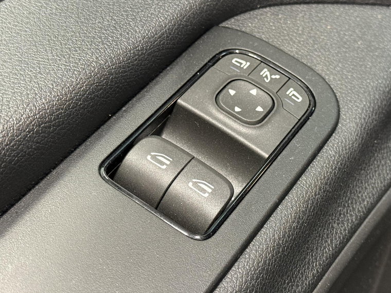Vehicle Image 32